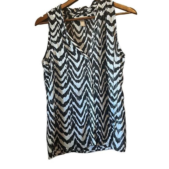 Banana Republic Tops - Banana Republic Sleeveless Chevron Print V Neck Blouse Women's Size S